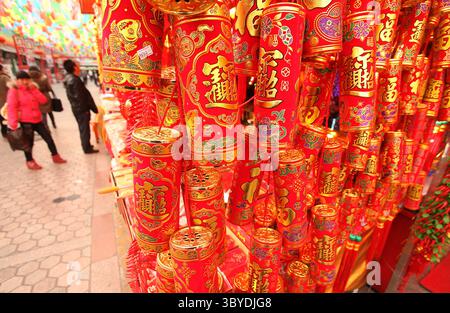 13 janvier 2011, PÉKIN, CHINE : la boutique chinoise est récemment décorée avec des marchandises et des décorations traditionnelles chinoises du nouvel an lunaire, toutes conçues pour porter chance dans l'année à venir du lapin à partir du mois prochain, à Pékin le 13 janvier 2011. Le nouvel an chinois, ou Festival du printemps, est le plus important des fêtes traditionnelles chinoises et est des visites complètes à la maison de la famille et des fêtes. (Crédit image : © Stephen Shaver/ZUMA Press Wire) Banque D'Images
