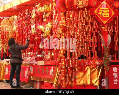 13 janvier 2011, PÉKIN, CHINE : la boutique chinoise est récemment décorée avec des marchandises et des décorations traditionnelles chinoises du nouvel an lunaire, toutes conçues pour porter chance dans l'année à venir du lapin à partir du mois prochain, à Pékin le 13 janvier 2011. Le nouvel an chinois, ou Festival du printemps, est le plus important des fêtes traditionnelles chinoises et est des visites complètes à la maison de la famille et des fêtes. (Crédit image : © Stephen Shaver/ZUMA Press Wire) Banque D'Images