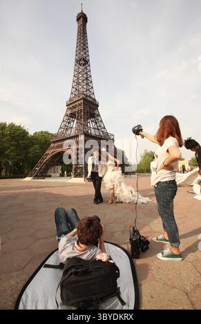 16 mai 2011, PÉKIN, CHINE : un couple chinois pose pour des photos de mariage devant une maquette à petite échelle de la Tour Eiffel de Paris lors de la visite du Parc mondial de Pékin le 16 mai 2011. Le parc à thème tente de donner aux visiteurs la chance de voir le monde sans avoir à quitter Pékin. (Crédit image : © Stephen Shaver/ZUMA Press Wire) Banque D'Images