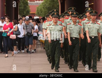 3 juin 2011, PÉKIN, CHINE : les soldats de l'Armée populaire de libération de la Chine marchent vers leur caserne près de la place Tiananmen dans le centre de Pékin le 3 juin 2011. La capitale de la Chine est fortement sécurisée à l'approche du 4 juin de la répression gouvernementale de 1989 contre les manifestations pro-démocratie, qui a tué des milliers d'étudiants désarmés. (Crédit image : © Stephen Shaver/ZUMA Press Wire) Banque D'Images