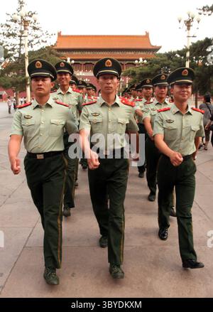 3 juin 2011, PÉKIN, CHINE : les soldats de l'Armée populaire de libération de la Chine marchent vers leur caserne près de la place Tiananmen dans le centre de Pékin le 3 juin 2011. La capitale de la Chine est fortement sécurisée à l'approche du 4 juin de la répression gouvernementale de 1989 contre les manifestations pro-démocratie, qui a tué des milliers d'étudiants désarmés. (Crédit image : © Stephen Shaver/ZUMA Press Wire) Banque D'Images
