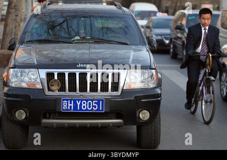 16 décembre 2011, PÉKIN, CHINE : un homme chinois passe devant une Jeep Grand Cherokee américaine garée sur le bord de la route à Pékin le 16 décembre 2011. La Chine imposera des droits punitifs allant jusqu'à 22 pour cent sur les grandes voitures et les VUS exportés des États-Unis, a déclaré le ministère chinois du commerce plus tôt cette semaine, le dernier d'une série de différends commerciaux entre les deux plus grandes économies du monde. (Crédit image : © Stephen Shaver/ZUMA Press Wire) Banque D'Images