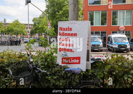 Demonstrationen in der Innenstadt von Münster. Wahlplakat der Partei Die Linke - Nazis können nach hause gehen. IM Innenstadtbereich rund um den Hauptbahnhof haben 90 Personen an einem rechten Aufzug sowie rund 750 Menschen an vier Gegendemonstrationen teilgenommen. Hintergrund der Demonstrationen ist ein Rechtsstreit um das Grab von Neonazi Siegfried Borchardt. Münster, Nordrhein-Westfalen, DEU, Deutschland, 19.07.2025 *** manifestations dans le centre-ville de Münster affiche électorale du parti Die Linke les nazis peuvent rentrer chez eux dans le centre-ville autour de la gare principale, 90 personnes ont pris Banque D'Images