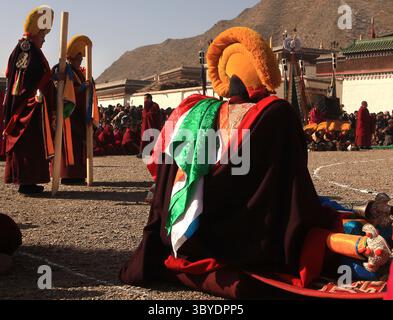 5 février 2012, XIAHE, PROVINCE DU GANSU, CHINE : les moines tibétains exécutent la danse rituelle cham, une forme de méditation et une offrande aux dieux, au monastère de Labrang, le plus grand monastère tibétain en dehors de Lhassa, pendant le Festival du monlam tibétain à Xiahe, une petite ville de la province du Gansu sur le plateau tibétain, le 5 février 2012. Des milliers de moines tibétains, pèlerins et nomades ont convergé vers le monastère pour le festival annuel de Monlam, ou festival de la Grande prière, considéré comme le plus grand festival religieux du Tibet. (Crédit image : © Stephen Shaver/ZUMA Press Wire) Banque D'Images