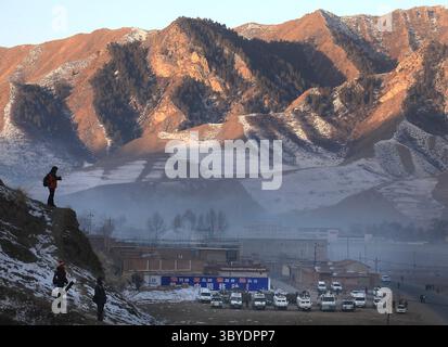4 février 2012, XIAHE, PROVINCE DU GANSU, CHINE : des véhicules militaires et policiers chinois pour le conflit urbain (arrière-plan) sont déployés dans l'espoir de prévenir ou d'arrêter les affrontements potentiels entre Tibétains et Chinois au monastère de Labrang, le plus grand monastère tibétain en dehors de Lhassa, lors du festival du monlam tibétain à Xiahe, une petite ville de la province du Gansu sur le plateau tibétain, le 4 février 2012. Des milliers de moines tibétains, pèlerins et nomades ont convergé vers le monastère pour le rituel annuel ''ensoleillement du Bouddha'', dans lequel se trouve le plus grand Thangka du Bouddha (tapisserie brodée) du monde Banque D'Images