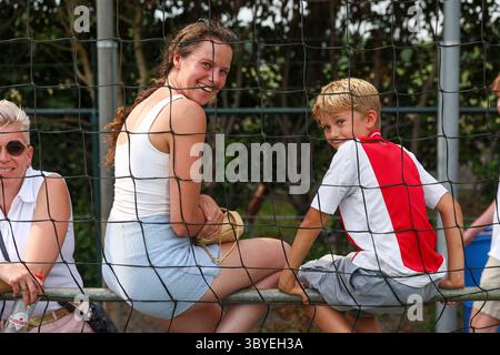 Oldebroek, pays-Bas. 19 juillet 2025. OLDEBROEK, PAYS-BAS - 19 JUILLET : supporters de l'Ajax lors du match amical de pré-saison entre l'AFC Ajax et le KV Malines à OWIOS le 19 juillet 2025 à Oldebroek, pays-Bas. (Photo de Ben Gal/Orange Pictures) crédit : Orange pics BV/Alamy Live News Banque D'Images