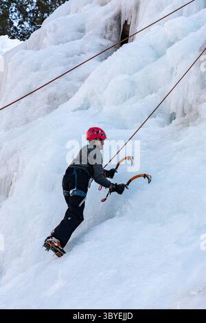 14 février 2022, Ouray, Colorado, États-Unis : un garçon apprenant à grimper sur glace au parc de glace Ouray à Ouray, Colorado. (Crédit image : © Jon G. Fuller/VW pics via ZUMA Press Wire) Banque D'Images