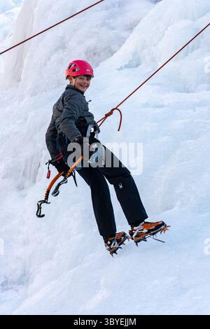 14 février 2022, Ouray, Colorado, États-Unis : un garçon apprenant à grimper sur glace au parc de glace Ouray à Ouray, Colorado. (Crédit image : © Jon G. Fuller/VW pics via ZUMA Press Wire) Banque D'Images