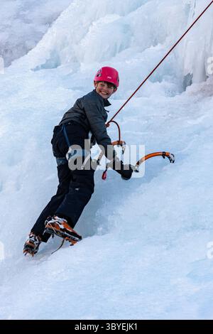 14 février 2022, Ouray, Colorado, États-Unis : un garçon apprenant à grimper sur glace au parc de glace Ouray à Ouray, Colorado. (Crédit image : © Jon G. Fuller/VW pics via ZUMA Press Wire) Banque D'Images