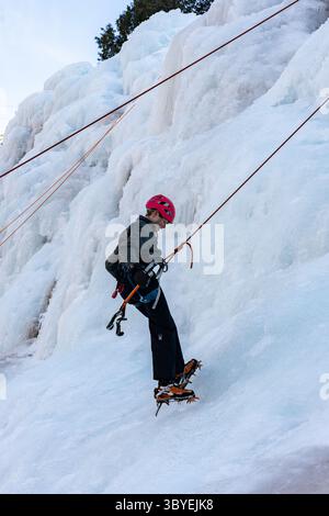 14 février 2022, Ouray, Colorado, États-Unis : un garçon apprenant à grimper sur glace au parc de glace Ouray à Ouray, Colorado. (Crédit image : © Jon G. Fuller/VW pics via ZUMA Press Wire) Banque D'Images