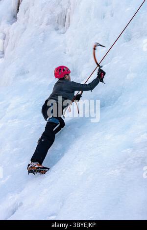14 février 2022, Ouray, Colorado, États-Unis : un garçon apprenant à grimper sur glace au parc de glace Ouray à Ouray, Colorado. (Crédit image : © Jon G. Fuller/VW pics via ZUMA Press Wire) Banque D'Images