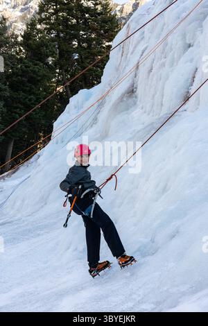 14 février 2022, Ouray, Colorado, États-Unis : un garçon apprenant à grimper sur glace au parc de glace Ouray à Ouray, Colorado. (Crédit image : © Jon G. Fuller/VW pics via ZUMA Press Wire) Banque D'Images