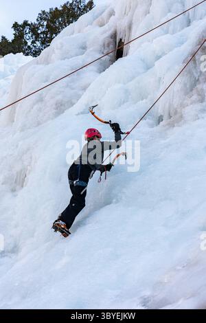 14 février 2022, Ouray, Colorado, États-Unis : un garçon apprenant à grimper sur glace au parc de glace Ouray à Ouray, Colorado. (Crédit image : © Jon G. Fuller/VW pics via ZUMA Press Wire) Banque D'Images