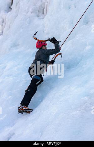 14 février 2022, Ouray, Colorado, États-Unis : un garçon apprenant à grimper sur glace au parc de glace Ouray à Ouray, Colorado. (Crédit image : © Jon G. Fuller/VW pics via ZUMA Press Wire) Banque D'Images
