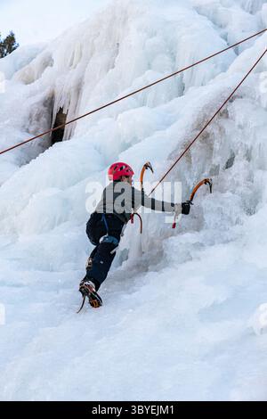 14 février 2022, Ouray, Colorado, États-Unis : un garçon apprenant à grimper sur glace au parc de glace Ouray à Ouray, Colorado. (Crédit image : © Jon G. Fuller/VW pics via ZUMA Press Wire) Banque D'Images