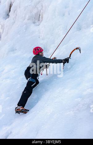 14 février 2022, Ouray, Colorado, États-Unis : un garçon apprenant à grimper sur glace au parc de glace Ouray à Ouray, Colorado. (Crédit image : © Jon G. Fuller/VW pics via ZUMA Press Wire) Banque D'Images