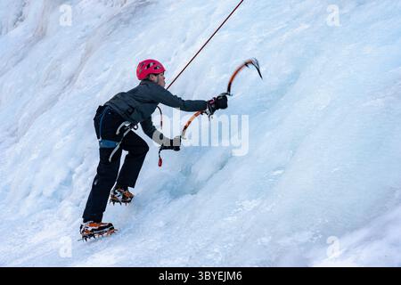 14 février 2022, Ouray, Colorado, États-Unis : un garçon apprenant à grimper sur glace au parc de glace Ouray à Ouray, Colorado. (Crédit image : © Jon G. Fuller/VW pics via ZUMA Press Wire) Banque D'Images