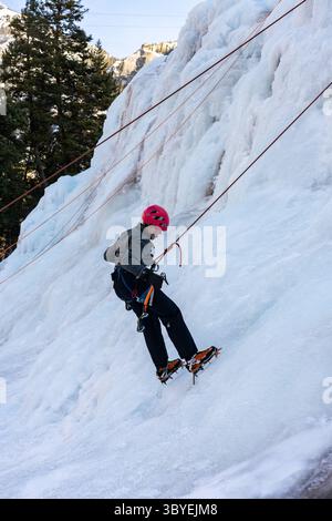14 février 2022, Ouray, Colorado, États-Unis : un garçon apprenant à grimper sur glace au parc de glace Ouray à Ouray, Colorado. (Crédit image : © Jon G. Fuller/VW pics via ZUMA Press Wire) Banque D'Images