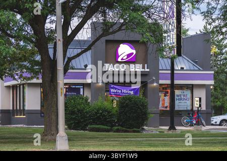 Utica, NY - Jul 9, 2025 : View of Taco Bell, est une chaîne américaine de restauration rapide connue pour sa cuisine d'inspiration mexicaine. Fondée en 196 Banque D'Images