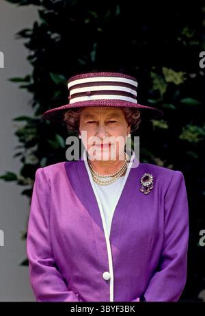 14 mai 1991, Washington, District de Columbia, États-Unis : la reine Elizabeth II de Grande-Bretagne, au centre, s'adresse aux invités dans la roseraie de la Maison Blanche à Washington, DC après avoir remis le prix Churchill au président des États-Unis George H.W. Bush lors d'une visite d'État le 14 mai 1991. En arrière-plan en haut à gauche se trouve la première dame Barbara Bush (crédit image : © Arnie Sachs/CNP via ZUMA Press Wire) Banque D'Images