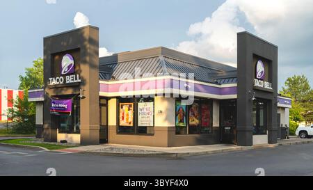 Utica, NY - Jul 9, 2025 : View of Taco Bell, est une chaîne américaine de restauration rapide connue pour sa cuisine d'inspiration mexicaine. Fondée en 196 Banque D'Images