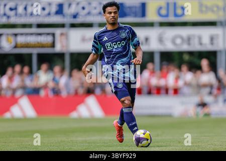Oldebroek, pays-Bas. 19 juillet 2025. Oldebroek - Owen Wijndal de l'Ajax lors d'un match amical en préparation de la saison 2025/2026. Le match se déroule entre Ajax et KV Malines au Sportpark Bovenmolen le 19 juillet 2025 à Oldebroek, aux pays-Bas. (VK Sportphoto/Raymond Smit) crédit : Parallax Pictures/Alamy Live News Banque D'Images
