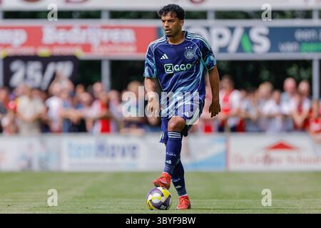 Oldebroek, pays-Bas. 19 juillet 2025. Oldebroek - Owen Wijndal de l'Ajax lors d'un match amical en préparation de la saison 2025/2026. Le match se déroule entre Ajax et KV Malines au Sportpark Bovenmolen le 19 juillet 2025 à Oldebroek, aux pays-Bas. (VK Sportphoto/Raymond Smit) crédit : Parallax Pictures/Alamy Live News Banque D'Images