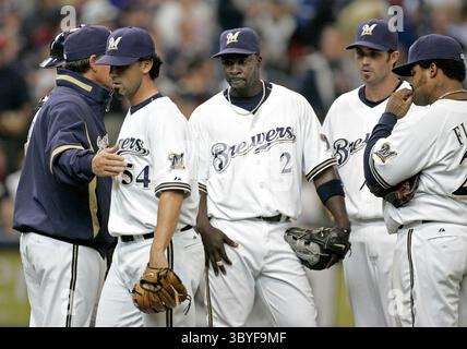 25 novembre 2000 - Milwaukee Brewers' Bill Hall, (2), J.J. Hardy, deuxième à partir de la droite, et Prince Fielder, à droite, regardez le manager Ned Yost retirer le lanceur de secours David Riske du match lors de la huitième manche de leur match contre les Phillies de Philadelphie au Miller Park à Milwaukee, Wisconsin, jeudi 24 avril 2008. Les Phillies ont gagné 3-1. (Crédit image : © Jeffrey Phelps/Milwaukee Journal Sentinel via ZUMA Press Wire) Banque D'Images