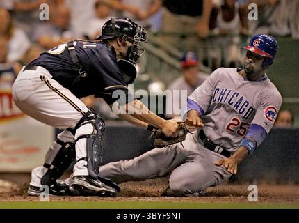 15 février 2000 - Jason Kendall, receveur des Milwaukee Brewers, marque les Chicago Cubs Derrek Lee en sixième manche à Miller Park à Milwaukee, Wisconsin, le lundi 28 juillet 2008. (Crédit image : © Maryjo Walicki/Milwaukee Journal Sentinel via ZUMA Press Wire) Banque D'Images