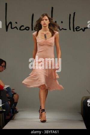 17 septembre 2002 - États-Unis - KRT FLOGGED : FASH-NYFASHION KRT PHOTOGRAPHIE PAR GARY PORTER/MILWAUKEE JOURNAL SENTINEL (WISCONSIN ET CHICAGO JUSQU'au 2 OCTOBRE 2002) (18 septembre) NEW YORK, NY - Elise modèle une robe georgette en soie rose avec cravates satinées au défilé Nicole Miller Spring 2003, à New York, New York, le mardi 17 septembre, 2002. (MW) NC KD 2002 (Vert) (diversité) (smd) (crédit image : © Milwaukee Journal Sentinel via ZUMA Press Wire) Banque D'Images