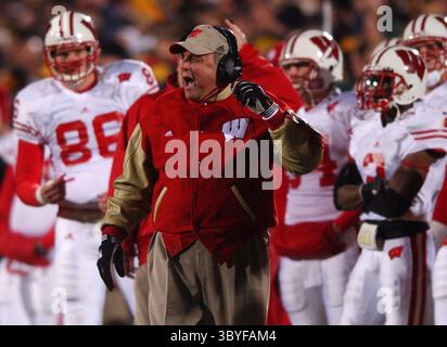 20 novembre 2004 - États-Unis - KRT SPORT STORY SLUGGED : WISCONSIN-IOWA KRT PHOTOGRAPHIE PAR JOE KOSHOLLEK/MILWAUKEE JOURNAL SENTINEL (20 novembre) IOWA CITY, IA -- L'entraîneur-chef du Wisconsin, Barry Alvarez, fait un appel 4 et 1 pour aller pour le troisième quart de leur match contre l'Iowa à Iowa City, Iowa, le samedi 20 novembre 2004. L'Iowa bat le Wisconsin, 30-7. (nk) 2004 (crédit image : © Joe Koshollek/Milwaukee Journal Sentinel via ZUMA Press Wire) Banque D'Images