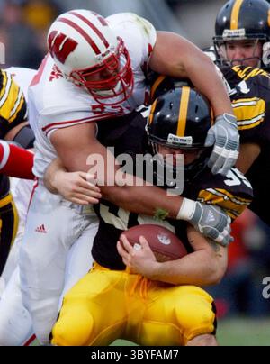 20 novembre 2004 - États-Unis - KRT SPORT STORY SLUGGED : WISCONSIN-IOWA KRT PHOTOGRAPHIE PAR JOE KOSHOLLEK/MILWAUKEE JOURNAL SENTINEL (20 novembre) IOWA CITY, IA -- le Wisconsin's Anttaj Hawthorne (77) termine Tom Busch de l'Iowa dans le premier quart de leur match à Iowa City, Iowa, le samedi 20 novembre 2004. L'Iowa bat le Wisconsin, 30-7. (nk) 2004 (crédit image : © Joe Koshollek/Milwaukee Journal Sentinel via ZUMA Press Wire) Banque D'Images