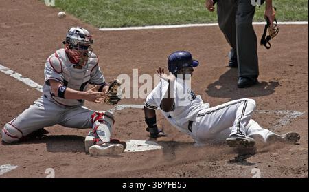 17 juillet 2005 - États-Unis - KRT SPORT STORY SLUGGED : BBN-NATIONALS-BREWERS KRT PHOTOGRAPHIE PAR BENNY SIEU/MILWAUKEE JOURNAL SENTINEL (17 juillet) MILWAUKEE, WI -- Bill Hall (à droite) des Milwaukee Brewers marque alors que Brian Schneider, receveur des Nationals de Washington, lance le lancer du relais en première manche. Les Brewers ont battu les Nationals, 5-3, à Miller Park à Milwaukee, Wisconsin, le dimanche 17 juillet 2005. (cdm) 2005 (crédit image : © Benny Sieu/Milwaukee Journal Sentinel via ZUMA Press Wire) Banque D'Images