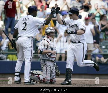 14 juillet 2005 - États-Unis - KRT SPORT STORY SLUGGED : BBN-NATIONALS-BREWERS KRT PHOTOGRAPHIE PAR GARY PORTER/MILWAUKEE JOURNAL SENTINEL (14 juillet) MILWAUKEE, WI -- Geoff Jenkins de Milwaukee, à droite, est félicité par son coéquipier Bill Hall après avoir frappé un match jumelé contre Washington en sixième manche de leur match à Miller Park le jeudi 14 juillet 2005. (VMW) 2005 (crédit image : © Gary porter/Milwaukee Journal Sentinel via ZUMA Press Wire) Banque D'Images