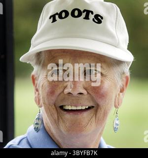 13 juillet 2005 - États-Unis - KRT US NEWS STORY SLUGGED : MED-CARDIACDEVICE KRT PHOTOGRAPHIE PAR ELIZABETH FLORES/MILWAUKEE JOURNAL SENTINEL (21 juillet) Frances Rice joue au golf au Washington Park Municipal Golf course le mercredi 13 juillet 2005 à Kenosha, Wisconsin. (MV) 2005 (diversité) (crédit image : © Elizabeth Flores/Milwaukee Journal Sentinel via ZUMA Press Wire) Banque D'Images