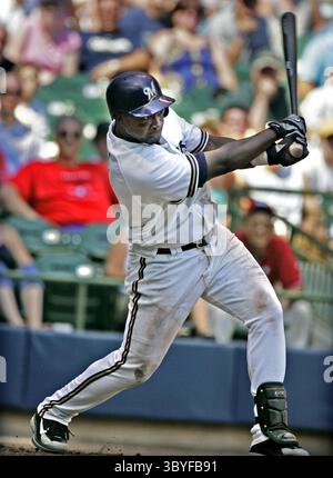 31 juillet 2005 - États-Unis - HISTOIRE SPORTIVE DE la KRT SLUGGED : BBN-GIANTS-BREWERS KRT PHOTOGRAPHIE DE RICK WOOD/MILWAUKEE JOURNAL SENTINEL (juillet 31) MILWAUKEE, WI - Bill Hall des Milwaukee Brewers ligne un score simple de la RBI sur le terrain droit contre les Giants de San Francisco en sixième manche. Les Brewers ont battu les Giants, 5-1, à Miller Park à Milwaukee, Wisconsin, le dimanche 31 juillet 2005. (cdm) 2005 (crédit image : © Rick Wood/Milwaukee Journal Sentinel via ZUMA Press Wire) Banque D'Images