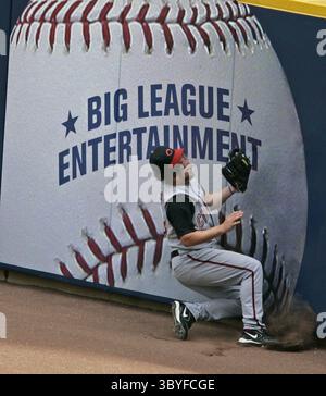 14 août 2005 - États-Unis - KRT SPORT STORY SLUGGED : BBN-REDS-BREWERS KRT PHOTOGRAPHIE PAR JOE KOSHOLLEK/MILWAUKEE JOURNAL SENTINEL (14 août) MILWAUKEE, mi -- Austin Kearns, rigueur des Cincinnati Reds, tient une boule de mouche hors de la batte des Milwaukee Brewers Shortstop Bill Hall après avoir claqué dans le mur de droite. Les Brewers ont battu les Reds, 8-3, à Miller Park à Milwaukee, Wisconsin, le dimanche 14 août 2005. (cdm) 2005 (crédit image : © Joe Koshollek/Milwaukee Journal Sentinel via ZUMA Press Wire) Banque D'Images