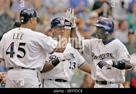 25 juillet 2006 - États-Unis - les brasseurs de Milwaukee Bill Hall, à droite, sont accueillis au plateau par leurs coéquipiers Carlos Lee et Rickie quelques semaines après que Hall a frappé un coup de circuit à deux coups en première manche le lundi 24 juillet 2006, au Miller Park à Milwaukee, Wisconsin. (Crédit image : © Mary JO Walicki/Milwaukee Journal Sentinel via ZUMA Press Wire) Banque D'Images