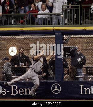 18 avril 2007 - États-Unis - le rival des Pirates de Pittsburgh, Xavier Nady, est à court d'un home run par Bill Hall des brasseurs Milwaukee lors de la première manche au Miller Park à Milwaukee, Wisconsin, mercredi 18 avril 2007. (Crédit image : © Benny Sieu/Milwaukee Journal Sentinel via ZUMA Press Wire) Banque D'Images
