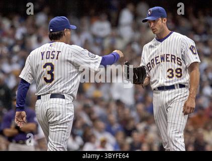 13 juillet 2007 - États-Unis - le manager des Milwaukee Brewers, Ned Yost, retire le lanceur Chris Capuano de leur match contre les Rockies du Colorado le vendredi 13 juillet 2007, à Milwaukee, Wisconsin. (Crédit image : © Benny Sieu/Milwaukee Journal Sentinel via ZUMA Press Wire) Banque D'Images