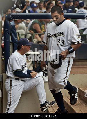 2 août 2007 - TIMBRE, États-Unis - Johnny Estrada, receveur des Brewers de Milwaukee, passe devant l'entraîneur Ned Yost après la huitième manche du match des Brewers contre les mets de New York le jeudi 2 août 2007, à Milwaukee, Wisconsin. (Crédit image : © Benny Sieu/Milwaukee Journal Sentinel via ZUMA Press Wire) Banque D'Images