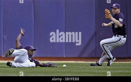 16 août 2007 - TIMBRE, États-Unis - Bill Hall et Gabe Gross des brasseurs de Milwaukee (à droite) ne peuvent pas attraper la balle frappée par Albert Pujols de Louis Cardinals en neuvième manche à Miller Park le jeudi 16 août 2007, à Milwaukee, Wisconsin. (Crédit image : © Benny Sieu/Milwaukee Journal Sentinel via ZUMA Press Wire) Banque D'Images