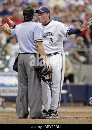 24 septembre 2007 - États-Unis - le manager des Milwaukee Brewers, Ned Yost, se dispute avec le juge-arbitre Phil Cuzzi dans la septième à Miller Park le lundi 24 septembre 2007, à Milwaukee, Wisconsin. (Crédit image : © Tom Lynn/Milwaukee Journal Sentinel via ZUMA Press Wire) Banque D'Images