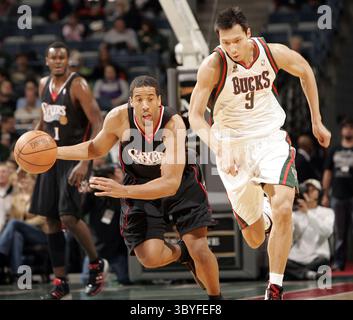 27 novembre 2007 - Andre Miller des 76ers de Philadelphie fait une pause rapide devant Yi Jianlian des Bucks de Milwaukee au Bradley Center le mardi 27 novembre 2007, à Milwaukee, Wisconsin. (Crédit image : © Benny Sieu/Milwaukee Journal Sentinel via ZUMA Press Wire) Banque D'Images