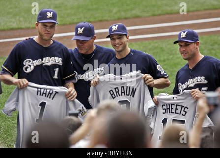12 juillet 2008 - Corey Hart, Ryan Braun et Ben Sheets des Milwaukee Brewers tiennent leurs maillots All-Star pour les fans avec le manager Ned Yost au Miller Park à Milwaukee, Wisconsin, le samedi 12 juillet 2008. (Crédit image : © Benny Sieu/Milwaukee Journal Sentinel via ZUMA Press Wire) Banque D'Images