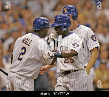 22 août 2008 - les brasseurs de Milwaukee Bill Hall accueillent Mike Cameron (25 ans) qui a frappé un circuit à domicile sur un ballon de mouche sur le terrain droit contre les Pirates de Pittsburgh lors de la septième manche au Miller Park à Milwaukee, Wisconsin, vendredi 22 août 2008. (Crédit image : © Karen Sherlock/Milwaukee Journal Sentinel via ZUMA Press Wire) Banque D'Images
