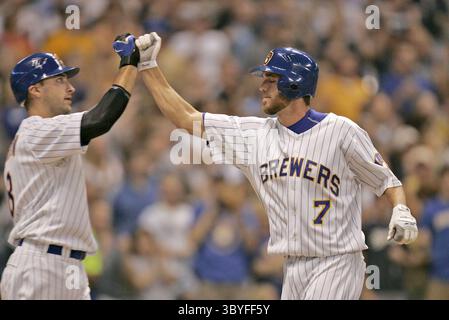 22 août 2008 - les brasseurs de Milwaukee Ryan Braun (8) accueillent J.J. Hardy (7) qui a frappé un coup de circuit à la volée vers la droite lors de la cinquième manche contre les Pirates de Pittsburgh au Miller Park à Milwaukee, Wisconsin, vendredi 22 août 2008. (Crédit image : © Karen Sherlock/Milwaukee Journal Sentinel via ZUMA Press Wire) Banque D'Images