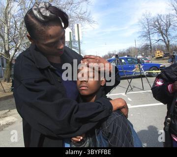 Feb 29, 2000 - États-Unis - KRT US NEWS STORY SLUGGED : SCHOOLSHOOTING KRT PHOTOGRAPHIE PAR RICHARD LEE/DETROIT PRESSE LIBRE (KRT15) MOUNT MORRIS TOWNSHIP, MICHIGAN février 29-- Felice Dixon, tient sa fille Margarett Davis, 10 ans, élève de quatrième année à Buell Elementary School dans Mount Morris Township, Michigan, au nord de Flint, Michigan, mardi, 29 février 2000. Un garçon de six ans a tiré et tué un autre élève de première année pendant la classe mardi. (KRT) AP PL KD BL 2000 (Horiz) (lde) (photos supplémentaires disponibles sur KRT Direct, KRT/PressLink ou sur demande) (image de crédit : © Detroit Free Press via ZUMA Press Wi Banque D'Images
