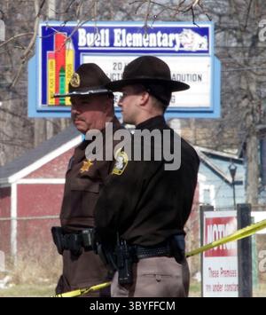 Feb 29, 2000 - États-Unis - KRT US NEWS STORY SLUGGED : SCHOOLSHOOTING KRT PHOTOGRAPHIE PAR RICHARD LEE/DETROIT PRESSE LIBRE (KRT135) MOUNT MORRIS TOWNSHIP, MICHIGAN février 29 -- les adjoints du comté de Genesee montent la garde devant l'école primaire Buell dans le canton de Mount Morris, Michigan, au nord de Flint, Michigan, mardi, 29 février 2000. Un garçon de six ans a tiré et tué un autre élève de première année pendant la classe mardi. (KRT) PL KD BL 2000 (Vert) (lde) (image crédit : © Detroit Free Press via ZUMA Press Wire) Banque D'Images
