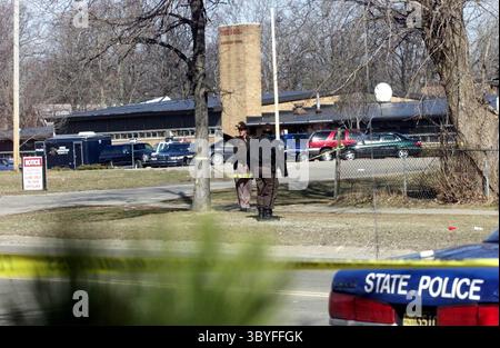 Feb 29, 2000 - États-Unis - KRT US NEWS STORY SLUGGED : SCHOOLSHOOTING KRT PHOTOGRAPHIE PAR RICHARD LEE/DETROIT PRESSE LIBRE (KRT136) MOUNT MORRIS TOWNSHIP, MICHIGAN février 29 -- les adjoints du comté de Genesee montent la garde devant l'école primaire Buell dans le canton de Mount Morris, Michigan, au nord de Flint, Michigan, mardi, 29 février 2000. Un garçon de six ans a tiré et tué un autre élève de première année pendant la classe mardi. (KRT) PL KD BL 2000 (Horiz) (lde) (image de crédit : © Detroit Free Press via ZUMA Press Wire) Banque D'Images